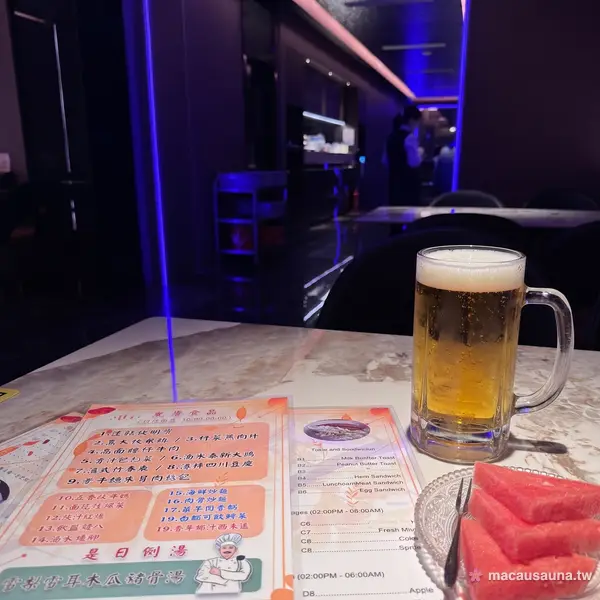 豪門桑拿殿餐桌啤酒與西瓜餐點，澳門桑拿免服務費餐飲