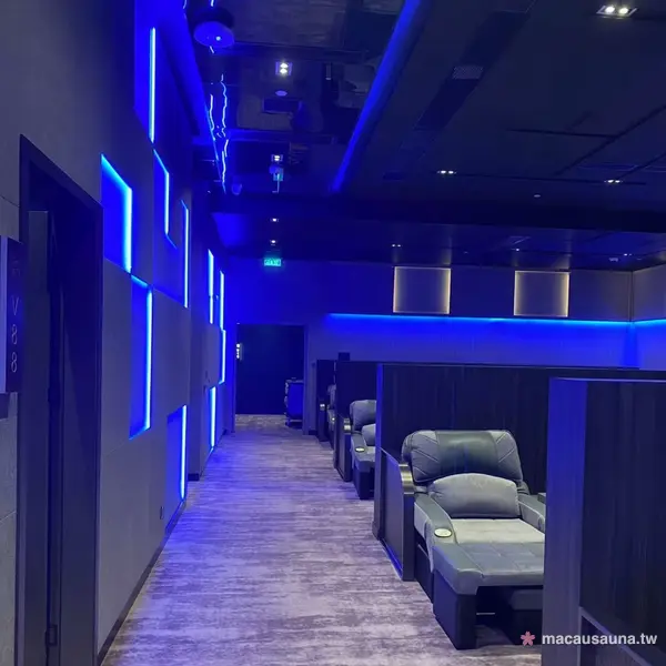 尚品國際水療藍光躺椅休息走道，氹仔澳門桑拿水療休息區
